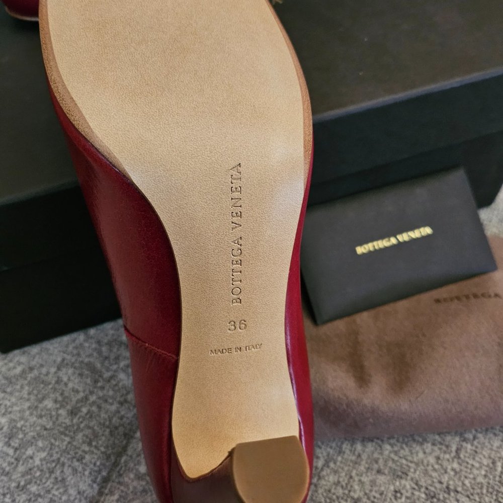 Bottega Veneta Bordeaux Leather Round-Toe Heels. Can say runs a little big - Picture 3 of 8